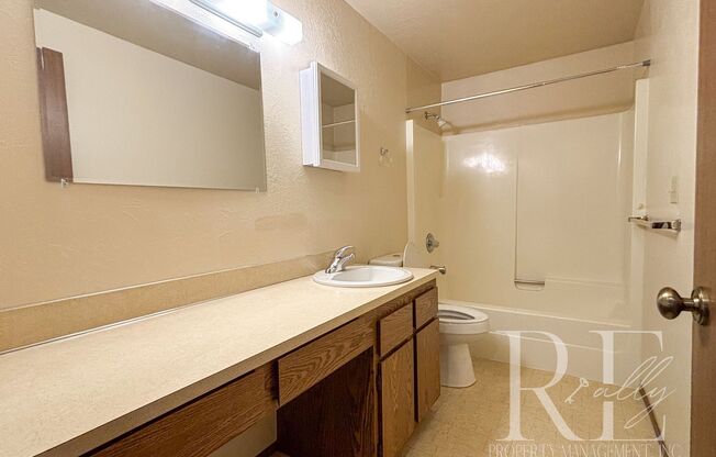 3 beds, 2 baths, $2,100, Unit 8612