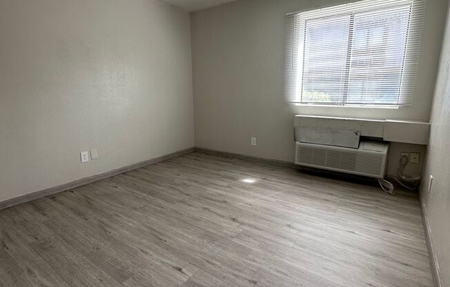2 beds, 1 bath, 720 sqft, $1,175, Unit 10-2098
