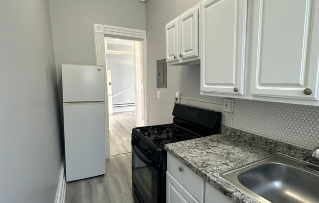 1 bed, 1 bath, $975, Unit 3300 Auchentoroly Ter - 1R