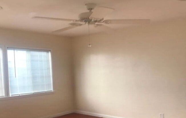 664 W GLENOAKS BLVD