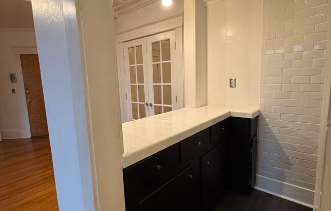 2 beds, 1 bath, $1,500, Unit 501