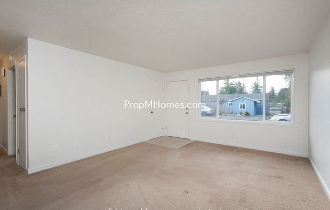 Updated NE Portland Glenfair Two Bedroom Apartment w/ Fenced Patio!