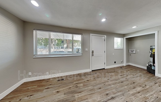 548 N REDWOOD RD
