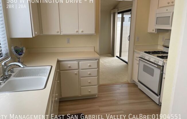 586 W HUNTINGTON DR