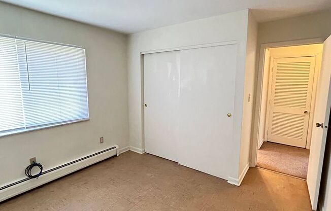 2 beds, 1 bath, 984 sqft, $900