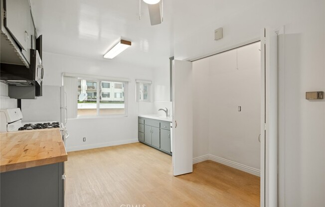 740 W 27 ST