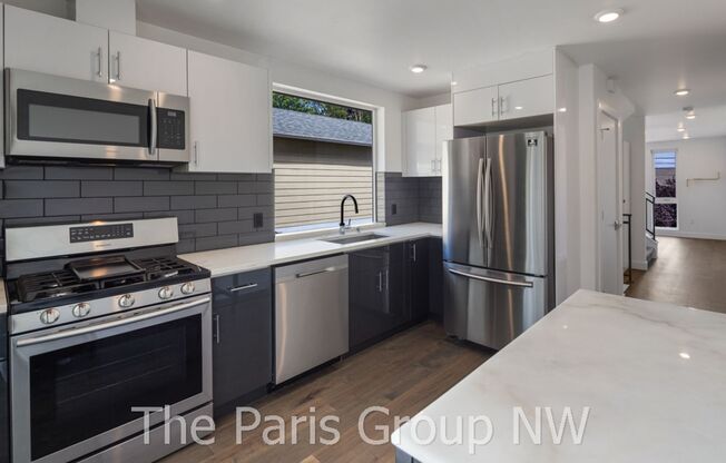 Modern 2BR Columbia City/Hillman City Townhome * 2 Roof Decks, Carport & A/C!
