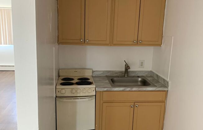 1 bed, 1 bath, 865 sqft, $850, Unit 14801 Joy Unit 13