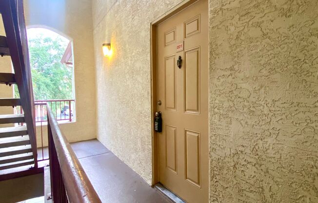 ONE MONTH FREE! Upgraded 3BR/2BA Altamonte Springs Condo with Wood Flooring and Den!