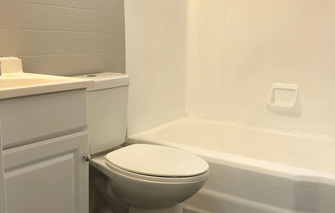 3 beds, 1 bath, 1,500 sqft, $1,300, Unit 1614-00