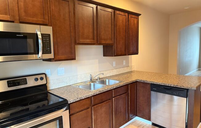 Beautiful 2 bed, 2.5 bath townhome located in Mountlake Terrance $2600/mo.