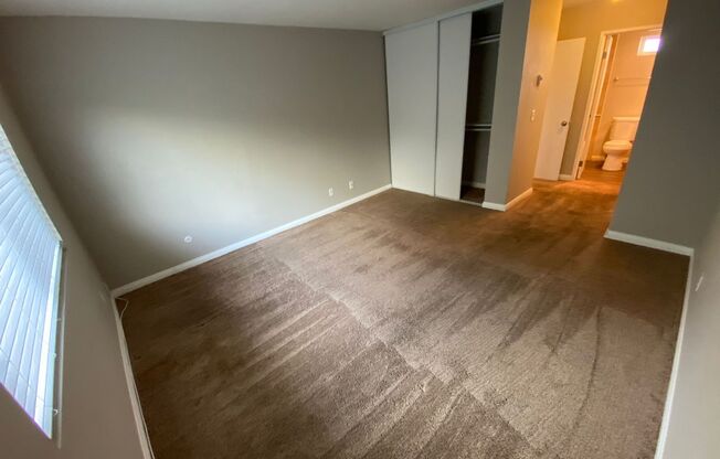 3 Bedroom 2 Bath Remodeled Condo Parking & Pool