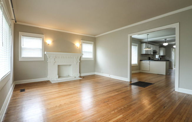 3324 E 4 ST