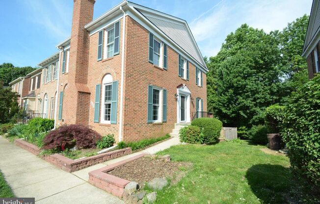 Beautiful 3-Level Townhome in Kingstowne – 3.5 Baths, Landscaping Included