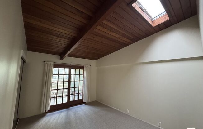 2731 N BEVERLY GLN BLVD