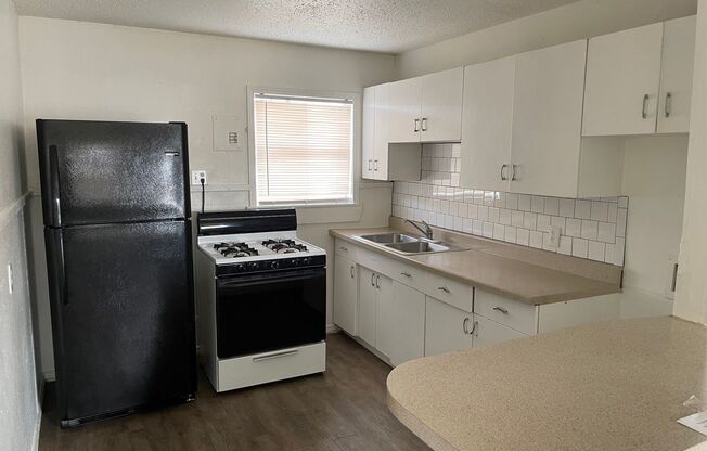 2 beds, 1 bath, 750 sqft, $595, Unit A