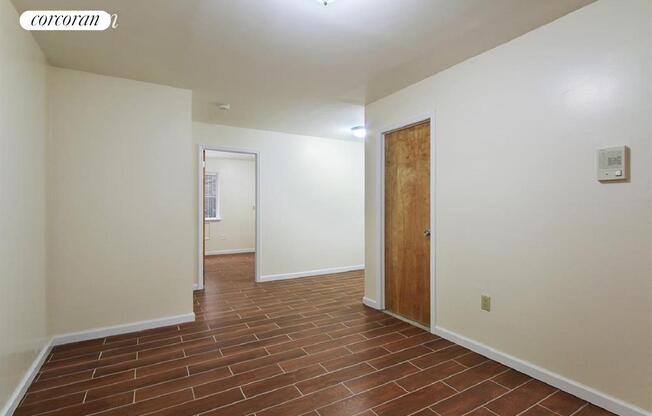 2 beds, 1 bath, $2,600, Unit 1R