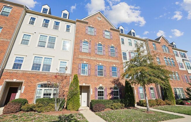 Stunning 2-Level Townhouse Condo in Sought-After Wentworth Green, Gainesville!