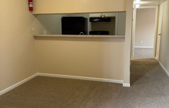 2 beds, 1 bath, 812 sqft, $1,085, Unit 1402