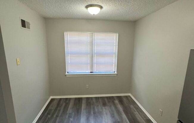 Spacious 2 bedroom / 1 bathroom duplex in Independence!