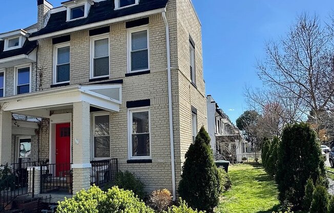 301 V ST NE