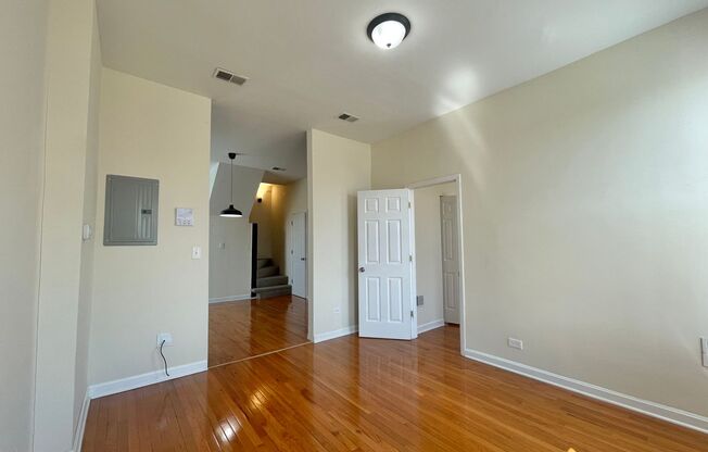 2 beds, 1 bath, 1,200 sqft, $1,800, Unit Unit 3R