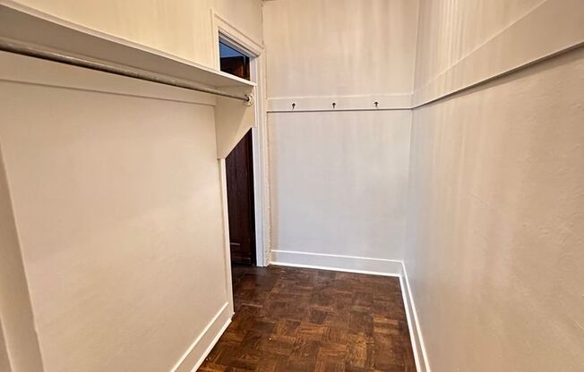 Studio, 1 bath, 429 sqft, $1,300, Unit Unit 105