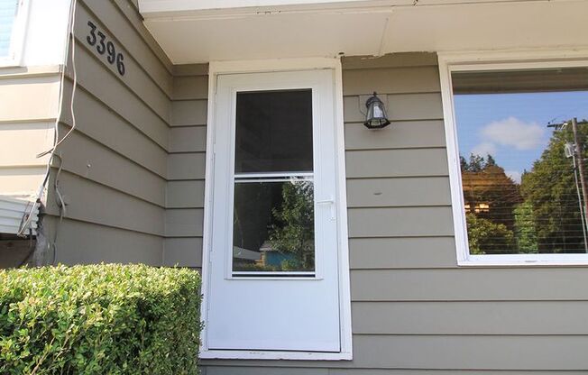 Freshly Remodeled Two Bedroom + Two Bath Midcentury Split Level Home in Milwaukie