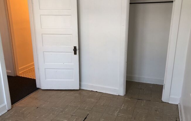 1 bed, 1 bath, $640, Unit R