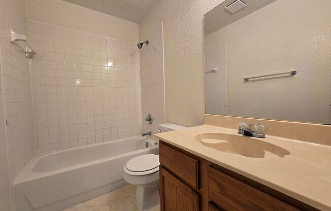 3 beds, 2 baths, $895, Unit 2808 Leroy Circle - B