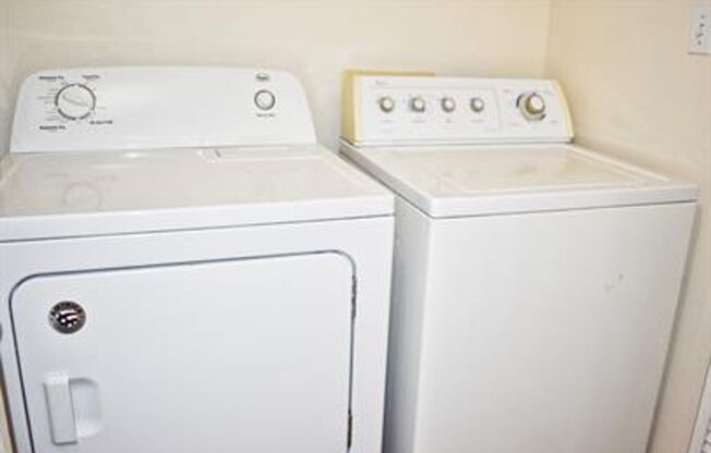 3 beds, 2 baths, 1,090 sqft, $1,595, Unit C