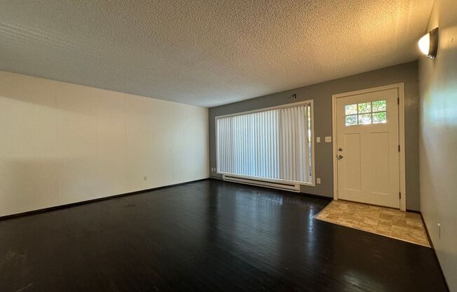 Reed Neighborhood Gem~ Great Natural Light~ Fenced Front Patio~ Onsite Laundry~ Off Street parking~ Pets Welcome