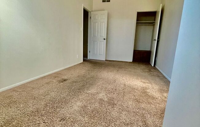 3 beds, 2 baths, $1,575, Unit 6D