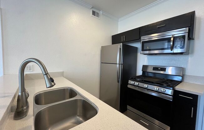 2 beds, 2 baths, 895 sqft, $2,095, Unit 304