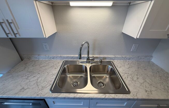 1 bed, 1 bath, 590 sqft, $1,395, Unit 924