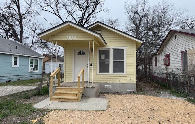 Cute 1/1 Cottage Available for Lease!