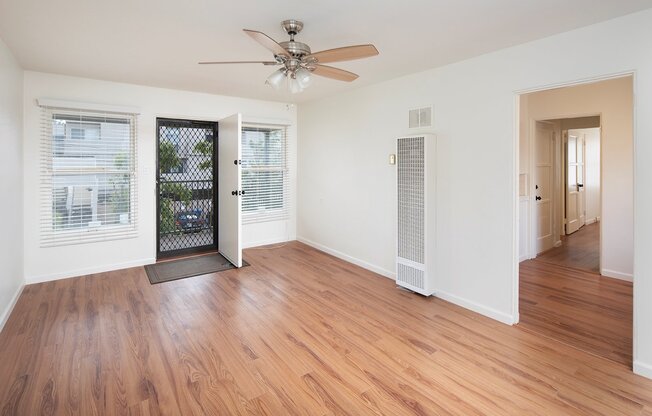 *OPEN HOUSE: 5/3 1-2PM* 2 BR in the Heart of Hillcrest with Parking  ~ Cats OK!