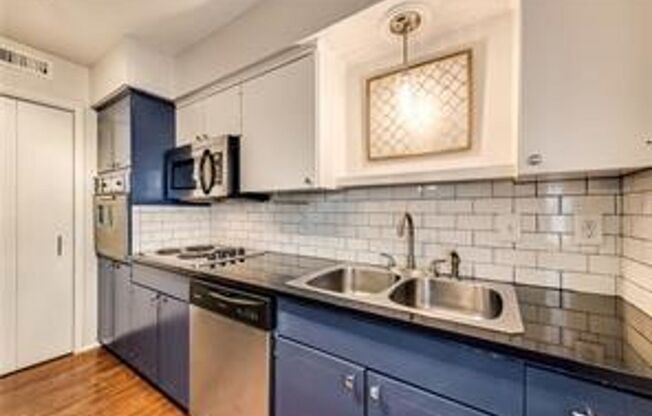 Cozy 2 Bedroom Condo minutes from SMU!