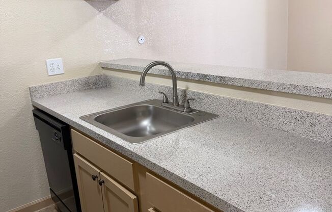 2 beds, 1 bath, 812 sqft, $1,085, Unit 1611