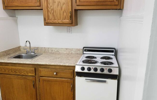 Studio, 1 bath, 295 sqft, $1,175, Unit Old King Edward 131