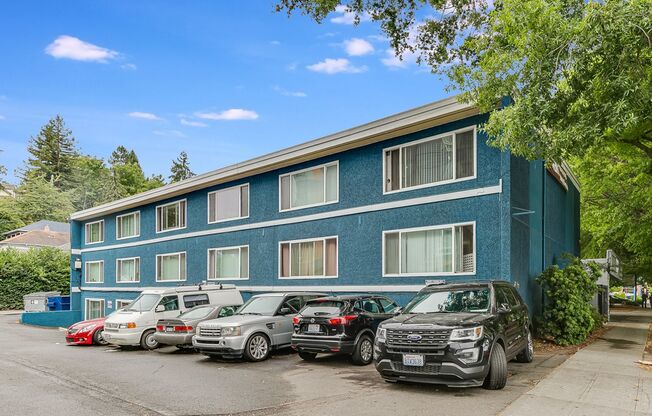 Awesome 2Bed/1Bath Apartment Near Mt. Baker Light Rail!