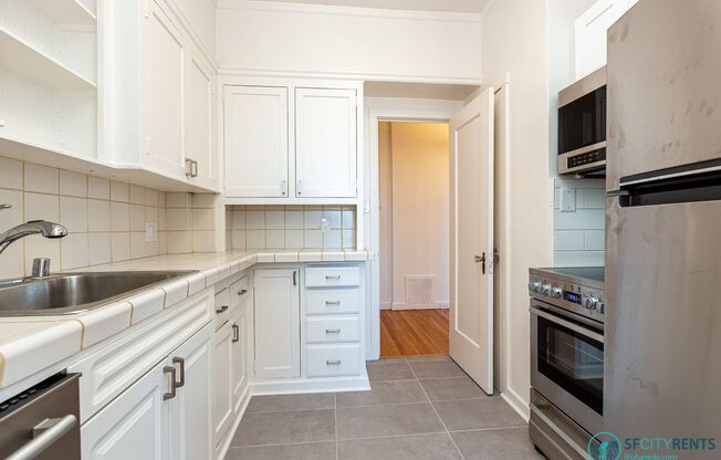 Russian Hill: 6th Floor Apartment w/ Golden Gate Bridge Views, FREE Utilities & Laundry Onsite