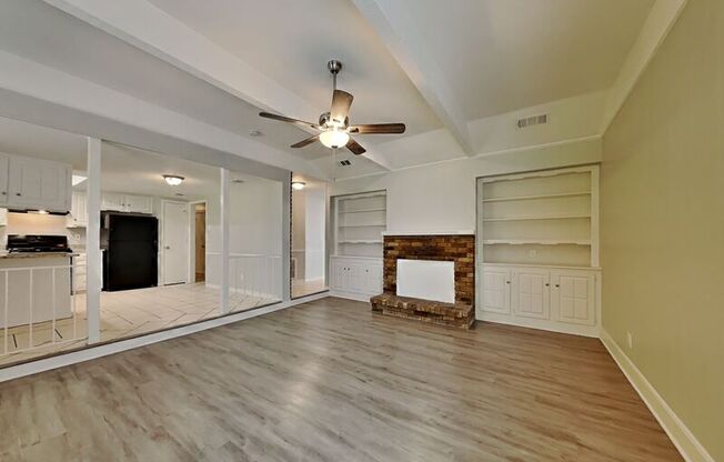 5525 FOX HL LN