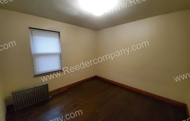 3 beds, 1 bath, $1,050, Unit 1F