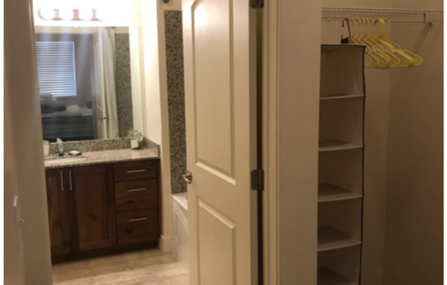 2 beds, 1 bath, 852 sqft, $1,450, Unit 342