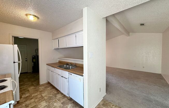 2 beds, 1 bath, 1,030 sqft, $850, Unit B