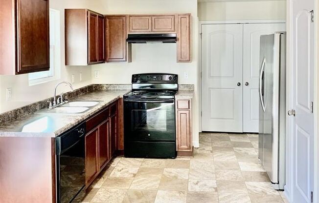 Wow! Like new, 3 bed, 2.5 baths, tile floors, 1 car garage, side by side fridge, huge master suite, must see!