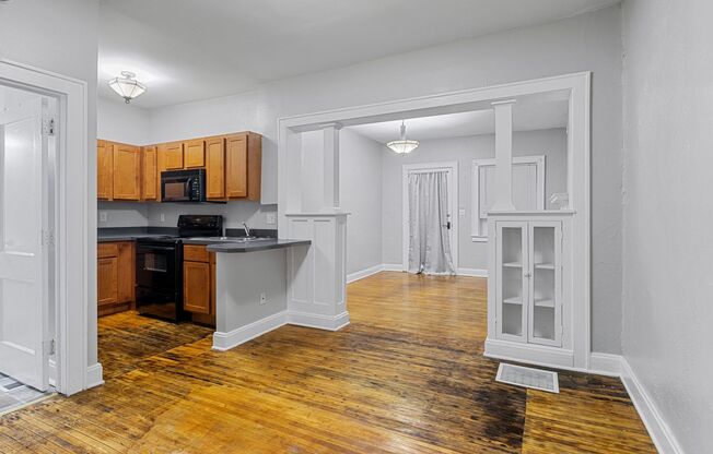 Studio, 1 bath, 400 sqft, $750, Unit 17