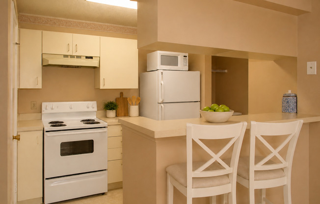 1/1 3rd Floor with private balcony in gated community across from Altamonte Mall