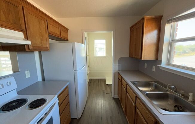 2 beds, 1 bath, $795, Unit 202 Truman Ave W. Unit C